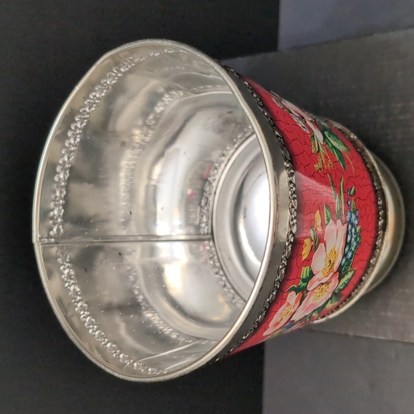 VGT,Floral Hollywood Regency Urn Shaped Red Decorative Tin with Lid. - Picture 5 of 11